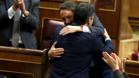 El líder de Unidas Podemos, Pablo Iglesias (i), abraza a Pedro Sánchez, tras su intervención ante el pleno del Congreso de los Diputados en la primera jornada de la sesión de investidura de Pedro Sánchez como presidente del Gobierno. EFE/Emilio Naran