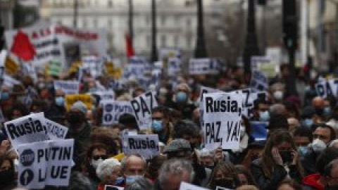 La sociedad civil sale a la calle una vez más en Madrid contra "la guerra de Putin y por la paz en Ucrania"