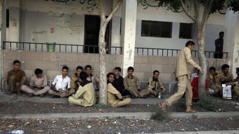 18/05/2022 - Alumnos de secundaria asisten para presentarse a los exámenes finales en una escuela pública de Sana'a, Yemen, el 14 de mayo de 2022.