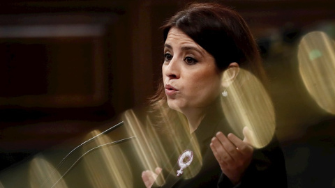 Adriana Lastra, portavoz del PSOE, en la tribuna de oradores durante la segunda jornada del debate de investidura de Pedro Sánchez como presidente del Gobierno, este domingo en el Congreso de los Diputados. EFE/Mariscal