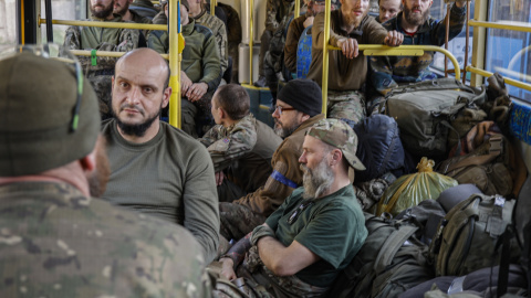 18/05/2022 - Militares ucranianos sentados en un autobús mientras son evacuados de la asediada planta siderúrgica de Azovstal en Mariúpol, Ucrania, 17 de mayo de 2022.