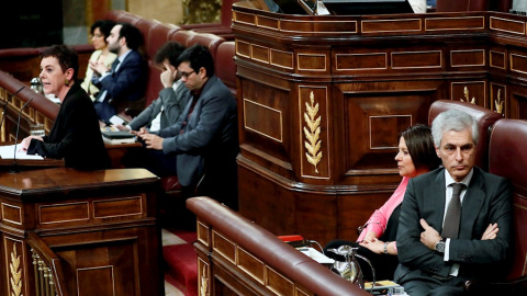 El miembro de la mesa del Congreso, Adolfo Suárez Illana, del PP, se gira en su escaño, durante la intervención de la portavoz de EH Bildu. EFE