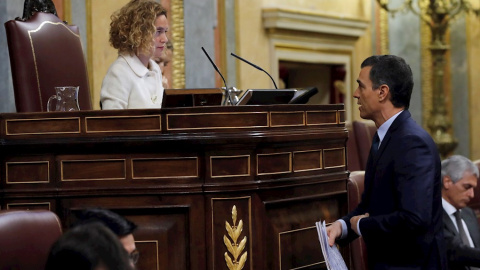 El presidente del Gobierno en funciones, Pedro Sánchez, se dirige a la presidenta del Congreso, Meritxell Batet, durante la segunda jornada del debate de su investidura como presidente del Gobierno en el Congreso de los Diputados. EFE/Juan Carlos Hidalgo