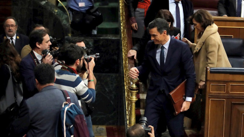 El presidente del Gobierno en funciones, Pedro Sánchez, y la vicepresidenta en funciones, Carmen Calvo, abandonan el hemiciclo al final de la segunda jornada del debate de investidura en el Congreso de los Diputados. EFE/Juan Carlos Hidalgo