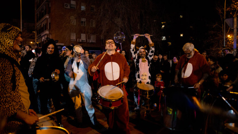 El grupo de percusión Sambaleza pone el ritmo a la comitiva del 5 de enero. SANDRA BLANCO