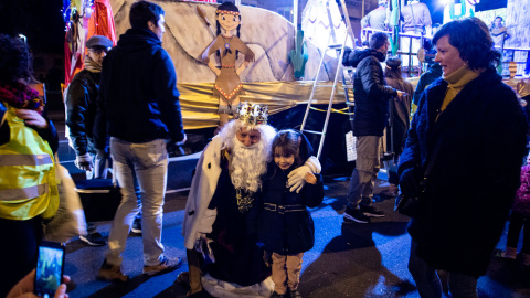 El rey Melchor, fotografiándose con un niña al finalizar la cabalgata de Hortaleza de 2019. SANDRA BLANCO