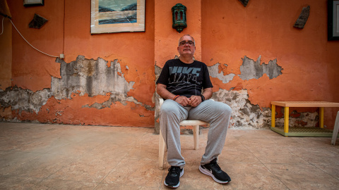 El adejero Juan Francisco Galindo en la nave que pertenece a su familia en el Puertito de Adeje