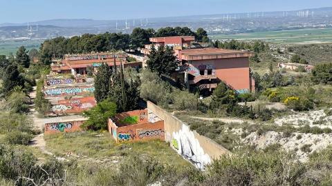 El Casino Montesblancos, situado sobre una loma de la estepa en Alfajarín, lleva dos décadas cerrado.