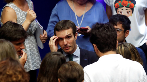 El presidente del PP y diputado por Ávila, Pablo Casado, habla con los periodistas tras su comparecencia en la sede del partido tras conocerse que la jueza ha pedido al Tribunal Supremo al considerar que existen "indicios" de delito por su máster.EFE/Ch