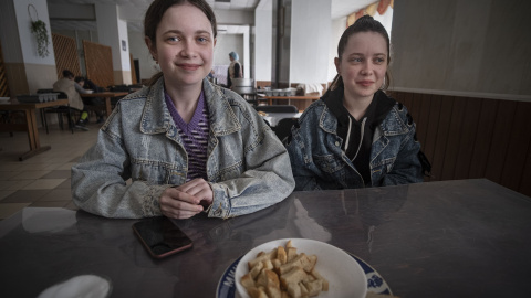 Las gemelas Annia y Anastasia, en el Sanatorio de Berminvody, donde fueron evacuadas desde Ruska Lozova (Járkiv)