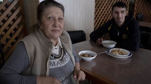 Igor y su madre, en el comedor del Sanatorio de Berminvody, donde viven desde que el Ejército ucraniano liberó su pueblo de la ocupación rusa