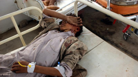 Un niño yemení herido recibe atención médica en un hospital tras ser víctima de un ataque aéreo supuestamente perpetrado por la coalición de Arabia Saudí en Saada (Yemen). Foto: EFE / Stringer