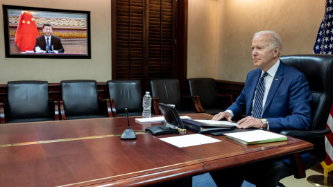 Fotografía cedida por la Casa Blanca donde aparece el presidente de Estados Unidos, Joe Biden (d), mientras habla con su homólogo chino, Xi Jinping (en pantalla), durante una reunión virtual hoy, desde su oficina en Washington (EEUU). Biden advirtió e