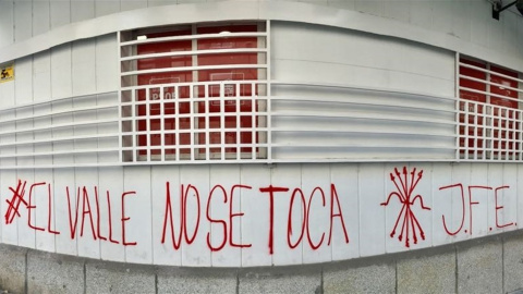 Pintadas fascistas en una sede del PSOE en contra de la exhumación de Franco del Valle de los Caídos. EUROPA PRESS/PSOE