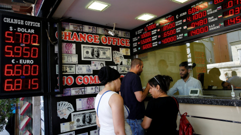 Varios clientes en una casa de cambio en Estambul. REUTERS/Murad Sezer