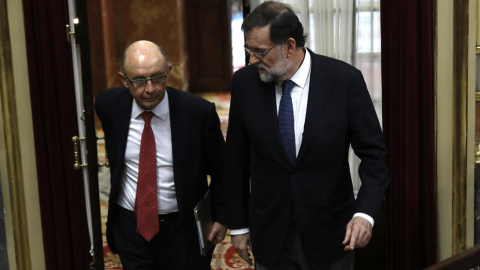 El presidente del Gobierno, Mariano Rajoy, con el ministro de Hacienda, Cristóbal Montoro, en el Congreso de los Diputados. EFE