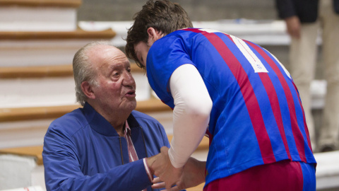 El rey emérito Juan Carlos I conversa con su nieto Pablo Urdangarín, tras el partido de balonmano disputado entre el Barça B y el Club Cisne Balommano, este sábado en el pabellón municipal de Pontevedra.