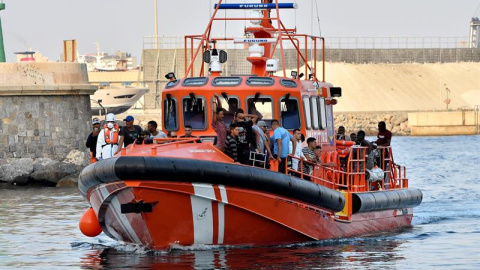 Salvamento marítimo llega a puerto después de haber rescatado a una patera, en una foto de archivo | EFE