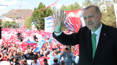 Fotografía cedida por el gabinete de prensa de la Presidencia de Turquía que muestra al presidente de Turquía, Recep Tayyip Erdogan, mientras saluda a sus seguidores a su llegada a los rezos del viernes en la ciudad de Bayburt (Turquía). EFE