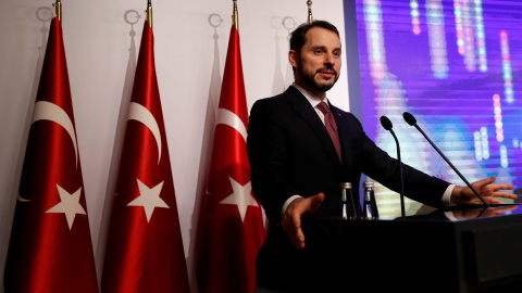 El ministro de Finanzas turco, Berat Albayrak, en la presentación ante un grupo de empresarios del "nuevo plan económico" para estabilizar las finanzas del país. REUTERS/Murad Sezer