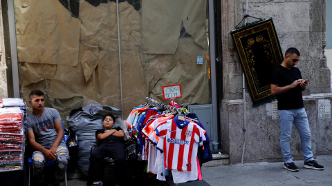 Vendedores de ropa en una calle de Estambul.  REUTERS/Murad Sezer