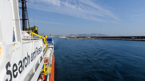 Vista del barco humanitario Aquariusmientras zarpa del puerto de Marsella, en Francia, ayer, 1 de agosto de 2018. El Aquarius, que estuvo en Valencia el 17 de junio para traer junto a otros barcos a 629 inmigrantes, retomó ayer su misión de salvamento e