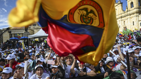 Seguidores del candidato Gustavo Petro ondean una banmdera de colombia en un mitin electoral en la Plaza Bolivar de Bogota. AFP/Juan Barreto