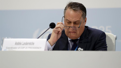 14/12/2019.- El coordinador de la delegación chilena en la COP25, Andrés Landarretche, durante la rueda de prensa previa a la celebración del plenario con el que la cumbre pondrá fin a sus reuniones tras catorce días de actividades y negociaciones, e