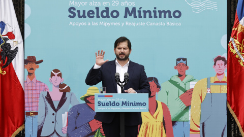 El presidente de Chile, Gabriel Boric, habla después de la firma hoy de la ley que eleva el salario mínimo para los trabajadores chilenos, en el Palacio de La Moneda en Santiago, a 23 de mayo de 2022.