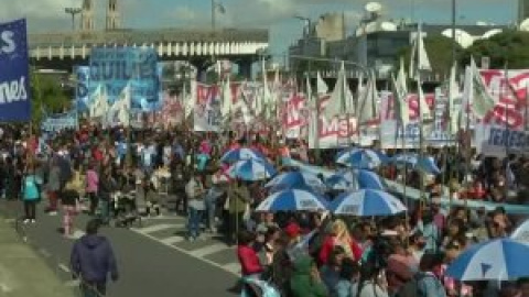 Protestas por las calles de Argentina contra las políticas del gobierno y el FMI