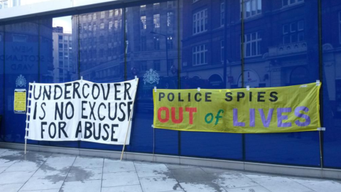 24/05/2022 - Imagen sobre las protestas de SpyCops tomada por una de las víctimas. En los carteles se lee: "La clandestinidad no es excusa para el abuso." Y "los espías de la policía fuera de las vidas".