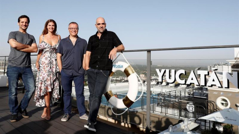 El director de 'Yucatán', Daniel Monzón (2d), y los actores que participan en la película posan en el photocall; Rodrigo de la Serna (i), Luís Tosar (d) y Stephanie Cayo (2i). / EFE