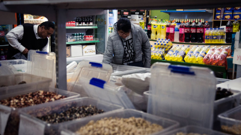 Una mujer mira la comida en una tienda en Usera. SANDRA BLANCO