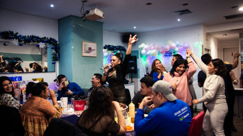 Una mujer canta en el bar Casa Blanca. REPORTAJE FOTOGRÁFICO: SANDRA BLANCO