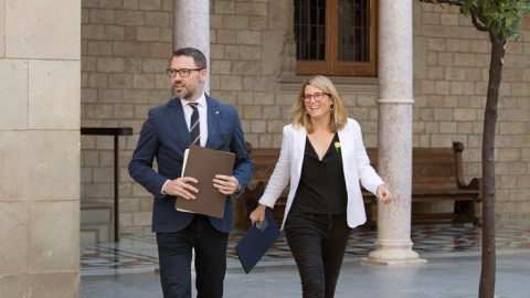 La consellera de la Presidencia y portavoz del Govern, Elsa Artadi junto al secretario del gobierno catalán, Víctor Culell, a su llegada hoy al Palau de la Generalitat para asistir a la primera reunión del curso político del gobierno catalán tras el 