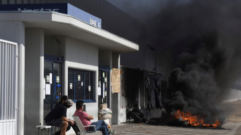 Trabajadores de Vestas durante la concentración frente a la planta de Villadangos del Páramo, en León, tras el anuncio del cierre definitivo de la factoría realizado por la dirección de la multinacional danesa. EFE/ J.Casares