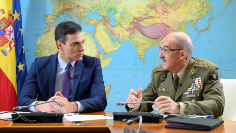 El presidente del Gobierno en funciones, Pedro Sánchez, junto al jefe del Estado Mayor de la Defensa (JEMAD), el general Fernando Alejandre. EFE