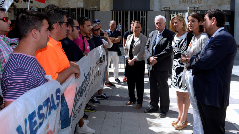 La ministra de Industria, Reyes Maroto, con los consejeros de Economía y Empleo de la Junta de Castilla y Léon, Pilar del Olmo y Carlos Fernández Carriedo, conversa con los trabajadores de Vestas. EFE/ Nacho Gallego