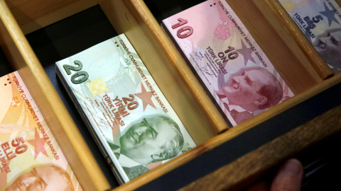 Billetes de liras turcas en una casa de cambio de moneda en Estambul. REUTERS/Murad Sezer