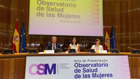 GRAF1343 MADRID, 28/08//2018.- La ministra de Sanidad, Carmen Montón, contesta a las preguntas de los periodistas tras la reunión celebrada hoy en la sede del Ministerio donde anunció la creación del Observatorio de Salud de las Mujeres a sociedades c