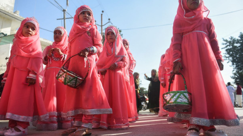 Los niños participan en una manifestación organizada en Karachi el 19 de octubre de 2021.