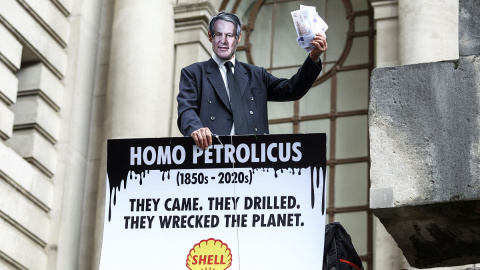 Un activista climático con una máscara que representa al CEO de Shell , Ben van Beurden, asiste a una protesta frente a la sede de la compañía en Londres.