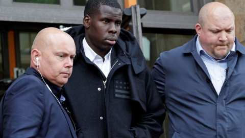 El defensor francés del West Ham United, Kurt Zouma (centro), tras comparecer ante el Thames Magistrates' Court en Londres el 24 de mayo de 2022.