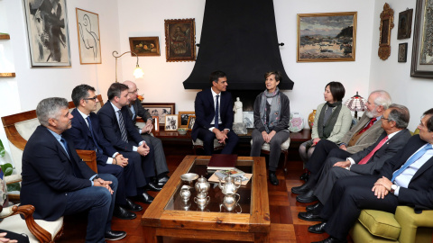 El presidente del Gobierno de España, Pedro Sánchez, conversa con la senadora chilena Isabel Allende durante el encuentro que han mantenido en la casa de Allende, en Santiago de Chile. EFE/J.J. Guillén