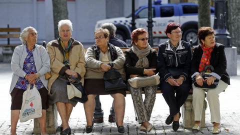 Varias mujeres mayores sentadas en un banco en el pueblo burgalés de Briviesca.  AFP/César Manso