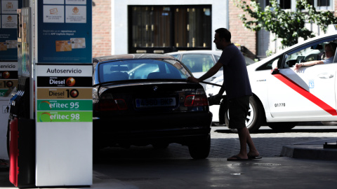 Un conductor pone gasolina en su vehículo en una gasolinera de Madrid. E.P./Jesús Hellín