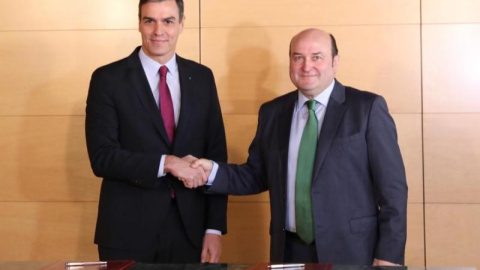 Pedro Sánchez y Andoni Ortúzar, durante la firma en el Congreso | Foto: PSOE