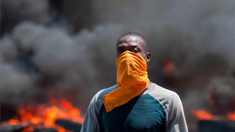 Un manifestante en una de las protestas en Haití. / EFE