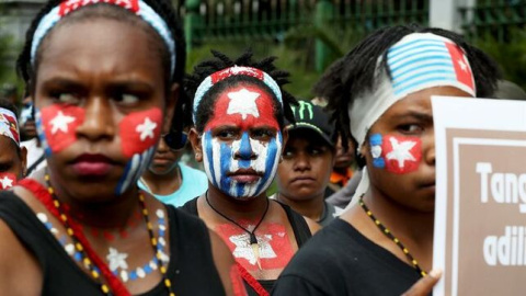 Manifestantes proindependentistas con los rostros pintados con la bandera de Papúa Occidental protestan en apoyo a la independencia de la provincia indonesia de Papúa Occidental. EFE