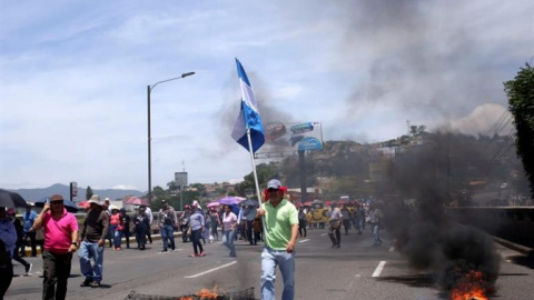 Manifestantes se enfrentan a la policía de Honduras durante una protesta exigiendo la salida del presidente, Juan Orlando Hernández, señalado por la Fiscalía de Nueva York en una presunta conspiración para usar dinero del narcotráfico con el fin de 